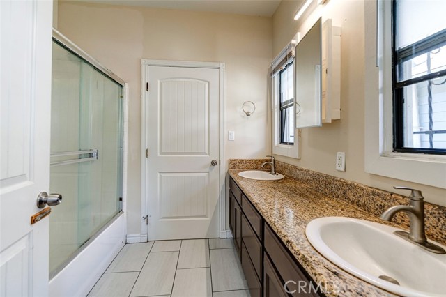 1234 W 37TH Drive, Los Angeles CA: https://media.crmls.org/medias/db4cee75-ca84-4231-9906-02104145a4aa.jpg
