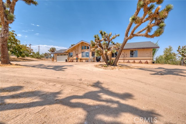 Detail Gallery Image 3 of 27 For 56810 Chipmunk Trl, Yucca Valley,  CA 92284 - 3 Beds | 2 Baths