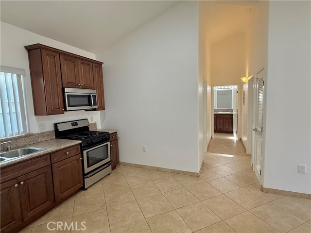 Detail Gallery Image 2 of 30 For 6917 Woodman Ave #7,  Van Nuys,  CA 91405 - 2 Beds | 1 Baths