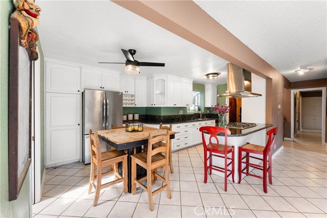 1646 E 15th Street, Santa Ana CA: https://media.crmls.org/medias/db4d54fd-ac24-407c-bca2-8e168bb6d2d9.jpg
