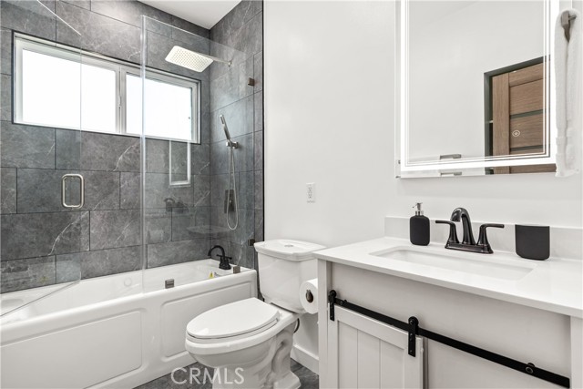 Detail Gallery Image 16 of 22 For 6535 Mary Ellen Ave, Valley Glen,  CA 91401 - 3 Beds | 2/1 Baths
