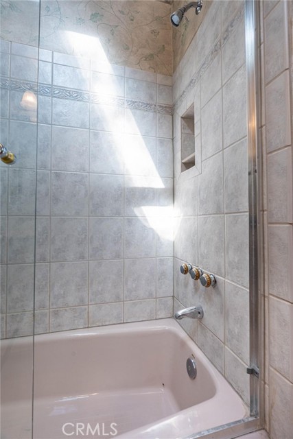 24208 Heritage Lane, Newhall CA: https://media.crmls.org/medias/db5092c7-b31a-4d20-83ea-d02d6caed282.jpg