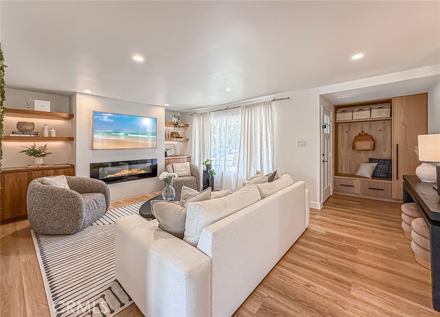 Detail Gallery Image 5 of 54 For 22245 Welby Way, Woodland Hills,  CA 91303 - 4 Beds | 3 Baths