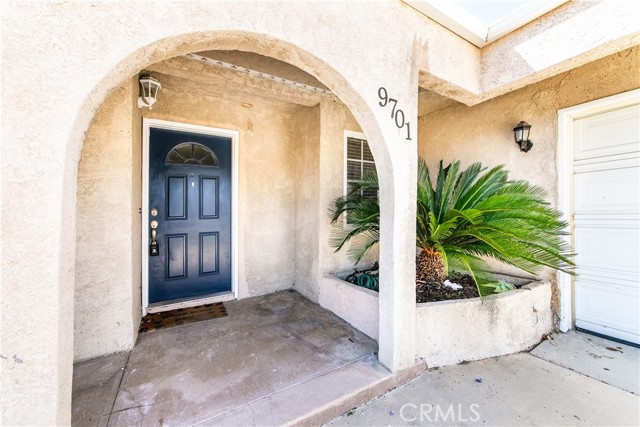Detail Gallery Image 3 of 26 For 9701 Fullbright Ave, Chatsworth,  CA 91311 - 5 Beds | 2 Baths