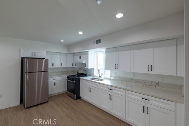 Detail Gallery Image 2 of 12 For 1202 E 3rd St, Santa Ana,  CA 92703 - 2 Beds | 2/1 Baths