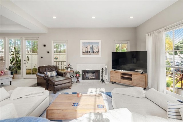 Detail Gallery Image 3 of 18 For 723 S Broadway, Redondo Beach,  CA 90277 - 4 Beds | 3/1 Baths