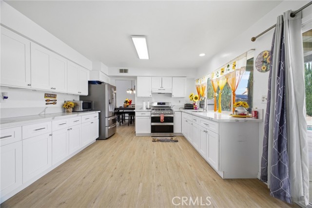 Detail Gallery Image 10 of 38 For 14673 Owens River, Victorville,  CA 92392 - 5 Beds | 3 Baths