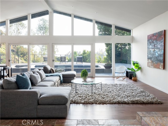 2420 Bowmont Drive, Beverly Hills CA: https://media.crmls.org/medias/db54c4a8-d584-46c0-8cf9-9d75ac583775.jpg
