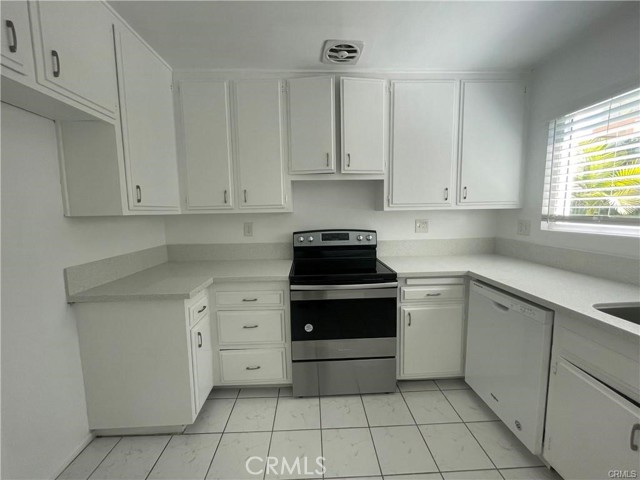 Detail Gallery Image 8 of 19 For 730 Amigos Way #1,  Newport Beach,  CA 92660 - 2 Beds | 2 Baths