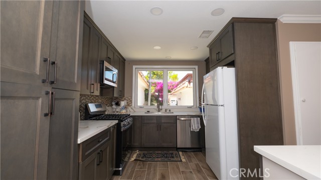 Detail Gallery Image 10 of 15 For 7 Satinwood Way, Irvine,  CA 92612 - 2 Beds | 2 Baths