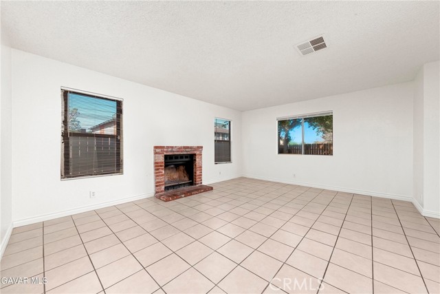 Detail Gallery Image 3 of 24 For 1822 Park Circle, Lancaster,  CA 93535 - 3 Beds | 3 Baths