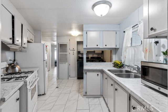 Detail Gallery Image 7 of 12 For 216 Vivian Ln, Bakersfield,  CA 93308 - 3 Beds | 2 Baths