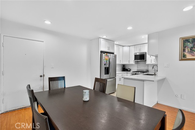 Detail Gallery Image 5 of 23 For 7826 Laurel Canyon Bld #17,  North Hollywood,  CA 91605 - 2 Beds | 1/1 Baths