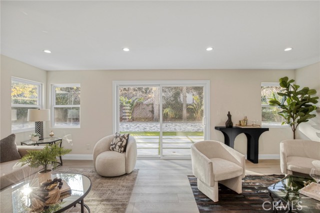 Detail Gallery Image 12 of 35 For 19120 Bessemer, Tarzana,  CA 91335 - 4 Beds | 3 Baths