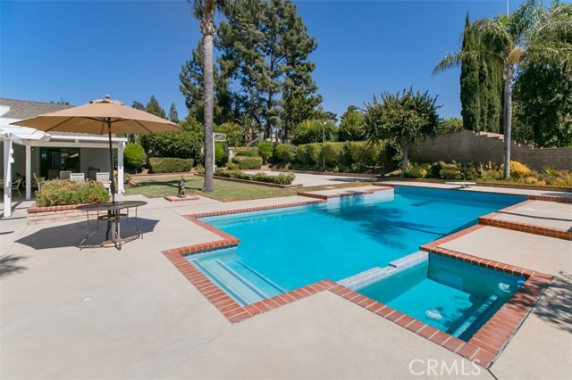 Detail Gallery Image 5 of 43 For 10412 Keokuk Ave, Chatsworth,  CA 91311 - 5 Beds | 3 Baths