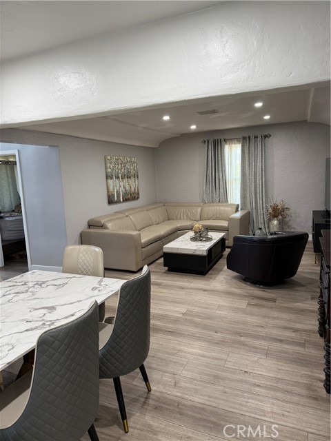10418 Samoa Avenue, Tujunga CA: https://media.crmls.org/medias/db616a6c-e92f-4f50-b471-cbcb5b67bced.jpg