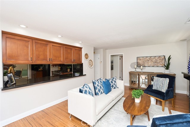 385 Park Avenue, Long Beach CA: https://media.crmls.org/medias/db6323ab-424b-4c6a-b155-9d910abac12d.jpg