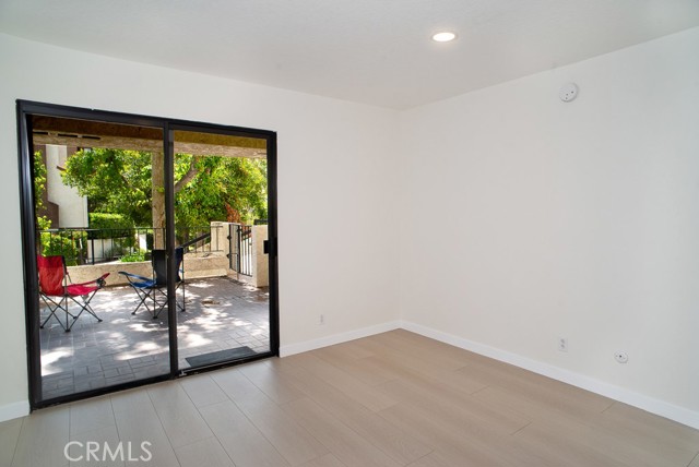 Detail Gallery Image 7 of 17 For 21650 Burbank #115,  Woodland Hills,  CA 91367 - 2 Beds | 2 Baths
