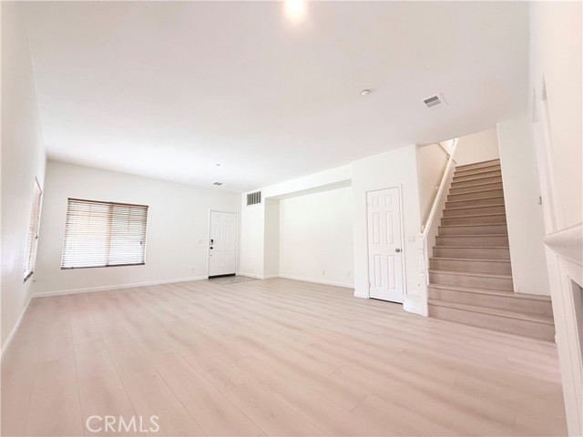 Detail Gallery Image 3 of 26 For 1315 Castledale St, Riverside,  CA 92501 - 5 Beds | 3 Baths