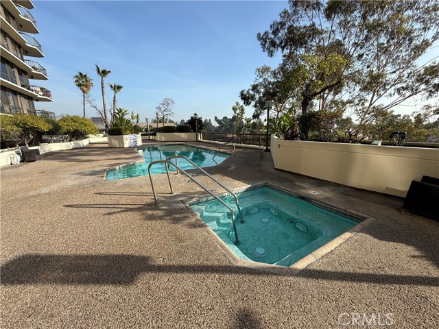 Detail Gallery Image 7 of 9 For 222 Monterey Rd #206,  Glendale,  CA 91206 - 3 Beds | 3 Baths