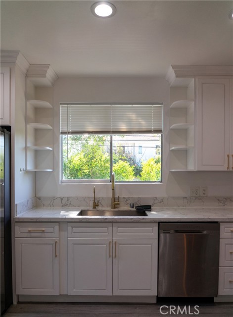 14356 Greenleaf Street, Sherman Oaks CA: https://media.crmls.org/medias/db69c2f4-1723-4721-b4d8-3927e2b9c78e.jpg