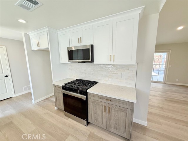 Detail Gallery Image 4 of 27 For 27215 Elias, Saugus,  CA 91350 - 4 Beds | 2 Baths