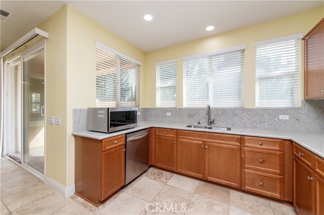 7271 Enclave Drive, Eastvale CA: https://media.crmls.org/medias/db6b683c-e632-478d-ab35-b5aadc172ada.jpg