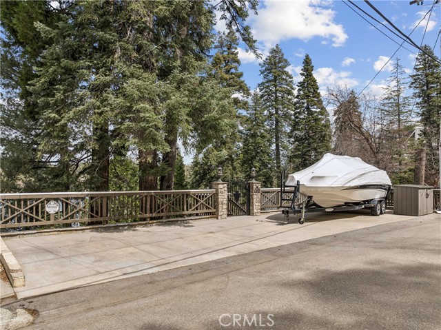 Detail Gallery Image 9 of 64 For 28898 Palisades, Lake Arrowhead,  CA 92352 - 4 Beds | 3 Baths