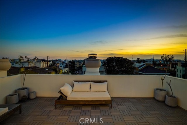 Detail Gallery Image 2 of 73 For 3511 via Dolce, Marina Del Rey,  CA 90292 - 4 Beds | 3/1 Baths