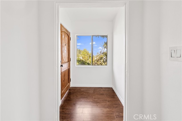 Detail Gallery Image 4 of 36 For 5160 Medina Rd, Woodland Hills,  CA 91364 - 3 Beds | 3 Baths