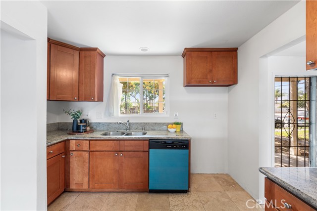 Detail Gallery Image 15 of 33 For 412 N Cerritos Ave, Azusa,  CA 91702 - 3 Beds | 2/1 Baths