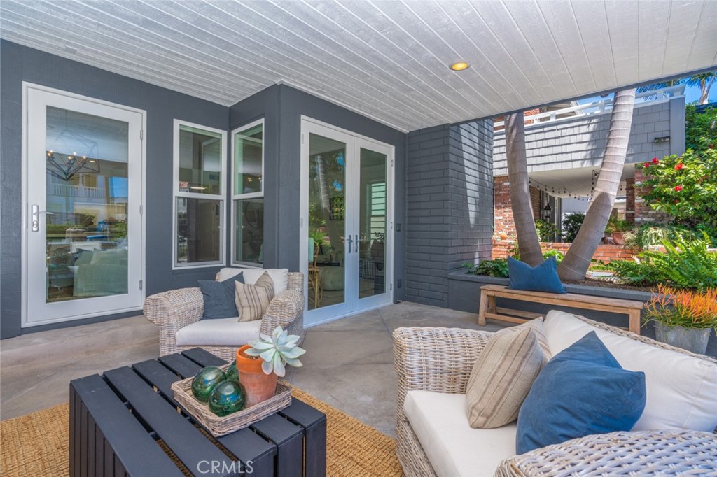 https://media.crmls.org/medias/db7532a3-7cdb-4aa0-8ac3-7a0d84ec1abf.jpg?preset=X-Large