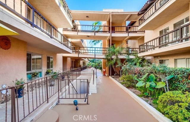 1127 E Del Mar Boulevard, Pasadena CA: https://media.crmls.org/medias/db765846-1a27-41be-9f21-3c45d276ae2f.jpg