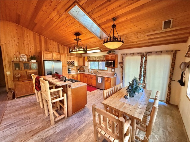 Detail Gallery Image 7 of 20 For 1021 Villa Grove, Big Bear City,  CA 92314 - 2 Beds | 2 Baths