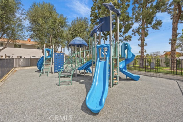 Detail Gallery Image 34 of 43 For 19796 Inverness Lane, Huntington Beach,  CA 92646 - 2 Beds | 2 Baths