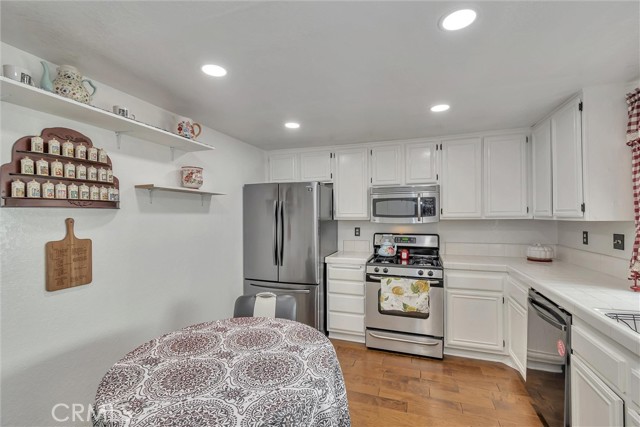Light and bright kitchen ... lots of cabinets