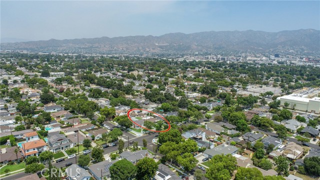 2219 W Clark Avenue, Burbank CA: https://media.crmls.org/medias/db867959-64b4-4c3c-ab1a-d9b50473afb6.jpg