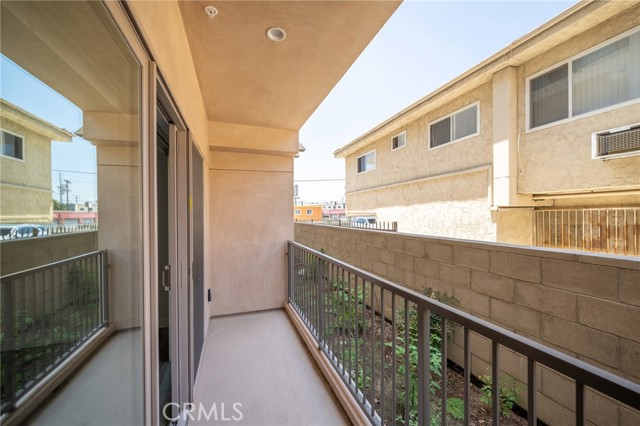 Detail Gallery Image 8 of 19 For 14526 Hartland St #306,  Van Nuys,  CA 91405 - 2 Beds | 2 Baths