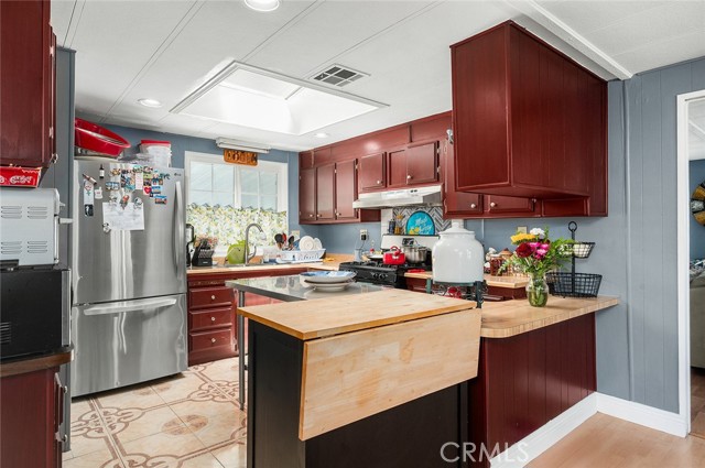 17701 Avalon Boulevard, Carson CA: https://media.crmls.org/medias/db8b1ea8-b030-4127-8be6-5df53aac164c.jpg