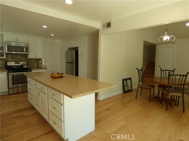 5650 Lake Lindero Drive, Agoura Hills CA: https://media.crmls.org/medias/db8cc0b3-922a-49cb-914b-6b14c0677a60.jpg
