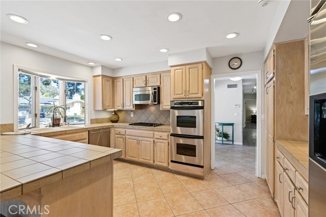 Detail Gallery Image 6 of 48 For 18200 Vintage, Northridge,  CA 91325 - 4 Beds | 3 Baths