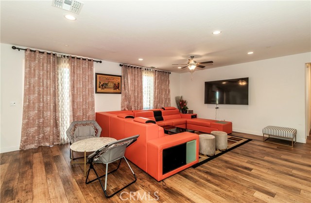 Detail Gallery Image 12 of 43 For 2698 N Arroyo Ave, Fresno,  CA 93727 - 5 Beds | 3/1 Baths