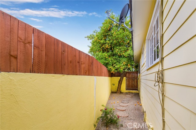 Detail Gallery Image 22 of 23 For 8924 Chimineas Ave, Northridge,  CA 91325 - 4 Beds | 2 Baths
