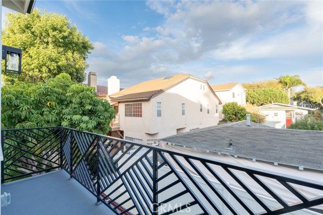 Detail Gallery Image 17 of 44 For 110 S Irena Ave #B,  Redondo Beach,  CA 90277 - 3 Beds | 4/1 Baths