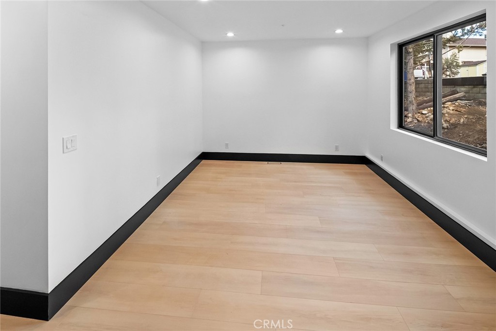 https://media.crmls.org/medias/db913256-3359-4e46-b0ba-e4c5b3f3b066.jpg?preset=X-Large