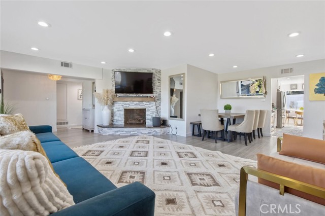 22444 Venido Road, Woodland Hills CA: https://media.crmls.org/medias/db939d9e-1129-49d7-a547-bbd334a90104.jpg