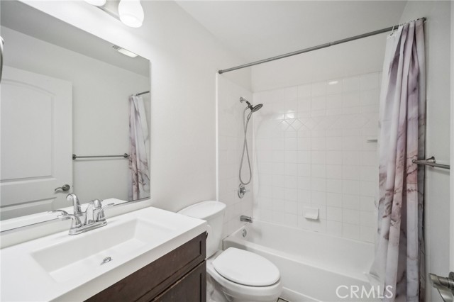 Detail Gallery Image 17 of 37 For 17311 Chatsworth St #4,  Granada Hills,  CA 91344 - 3 Beds | 2/1 Baths