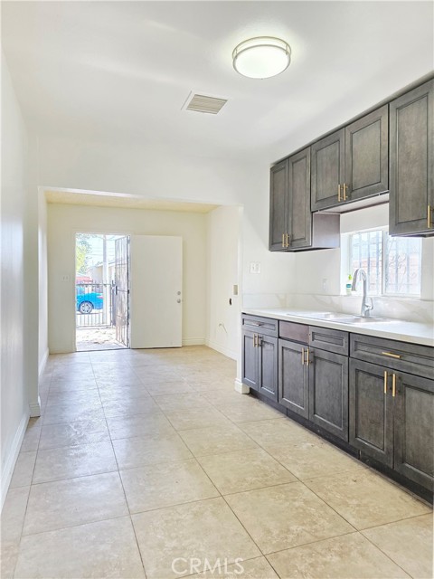 Detail Gallery Image 12 of 20 For 10529 Grape, Los Angeles,  CA 90002 - 6 Beds | 2 Baths