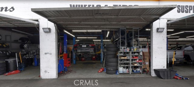 900 S San Fernando Boulevard, Burbank CA: https://media.crmls.org/medias/db987622-b51b-405b-b694-85e50f0453a1.jpg