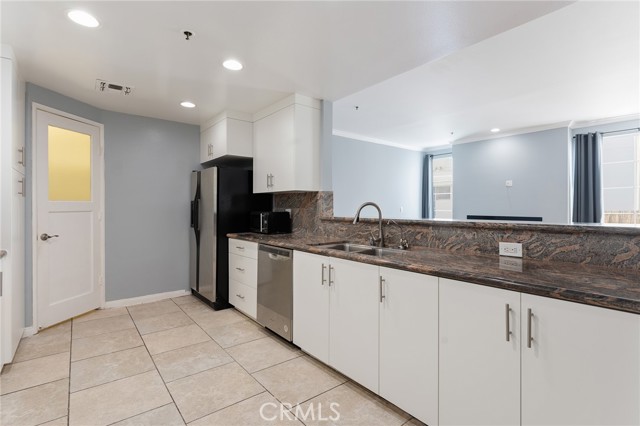 Detail Gallery Image 5 of 51 For 5350 White Oak #413,  Encino,  CA 91316 - 2 Beds | 2 Baths